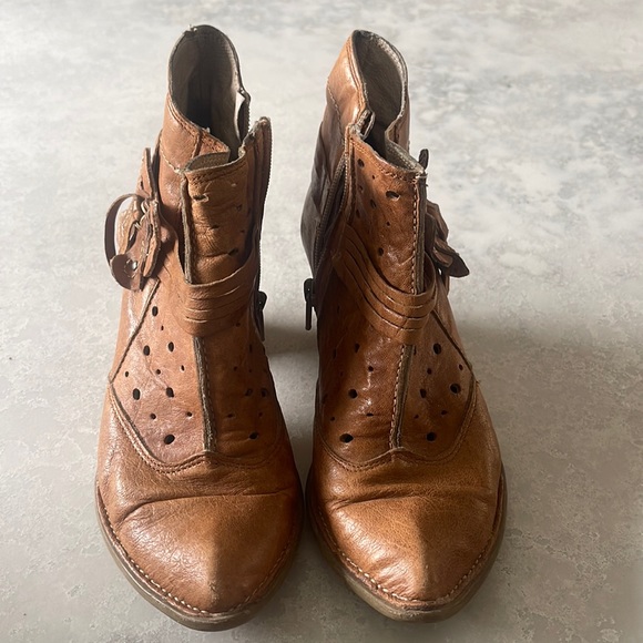 Adorable tan leather booties size 37 - Picture 1 of 4